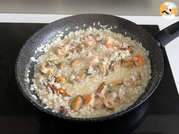 Pakastettu äyriäisrisotto: ihanteellinen ratkaisu nopeaan ja maukkaaseen ruokaan. - Valmistelu askel 7