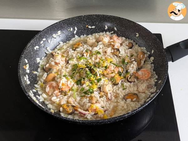 Pakastettu äyriäisrisotto: ihanteellinen ratkaisu nopeaan ja maukkaaseen ruokaan. - Valmistelu askel 8