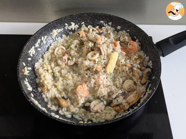 Pakastettu äyriäisrisotto: ihanteellinen ratkaisu nopeaan ja maukkaaseen ruokaan. - Valmistelu askel 9