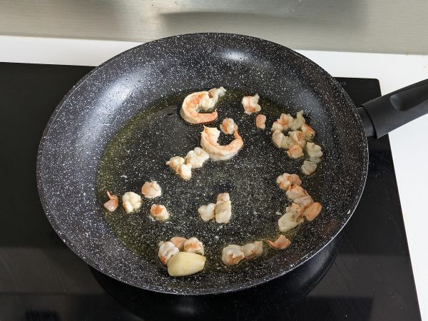 Spirulina-pasta katkarapujen ja sitruunan kanssa: ravinteikas ja ainutlaatuisen makuinen ensimmäinen ruokalaji - Valmistelu askel 2