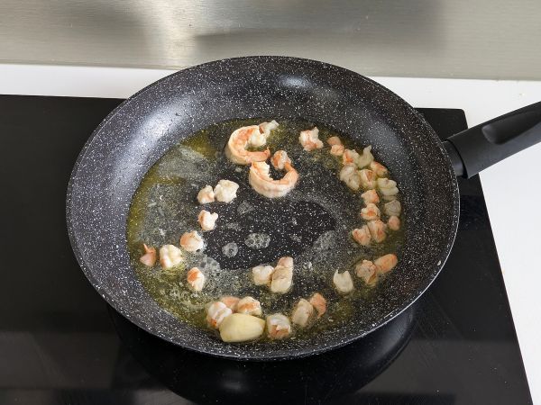 Spirulina-pasta katkarapujen ja sitruunan kanssa: ravinteikas ja ainutlaatuisen makuinen ensimmäinen ruokalaji - Valmistelu askel 3
