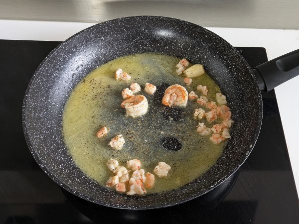 Spirulina-pasta katkarapujen ja sitruunan kanssa: ravinteikas ja ainutlaatuisen makuinen ensimmäinen ruokalaji - Valmistelu askel 4