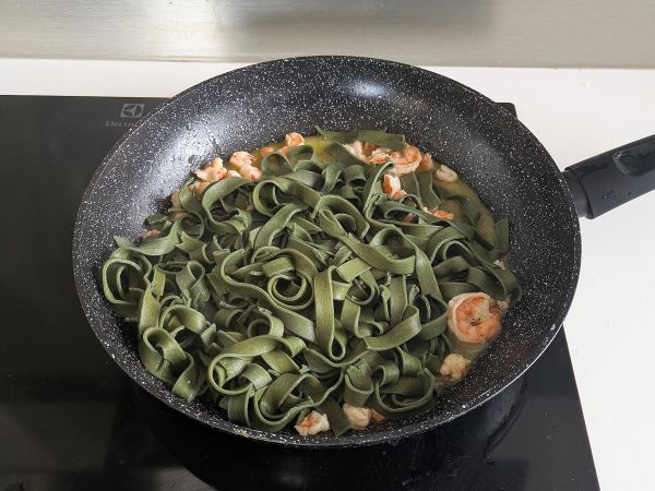 Spirulina-pasta katkarapujen ja sitruunan kanssa: ravinteikas ja ainutlaatuisen makuinen ensimmäinen ruokalaji - Valmistelu askel 6