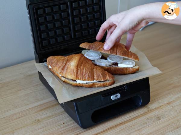 Croffle, vohvelityylinen croissant, jossa on viikunahilloa, vuohenjuustoa ja iberialaista suolakinkkua. - Valmistelu askel 3