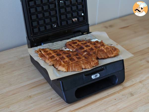 Croffle, vohvelityylinen croissant, jossa on viikunahilloa, vuohenjuustoa ja iberialaista suolakinkkua. - Valmistelu askel 4