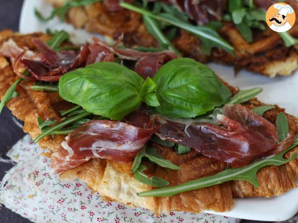 Croffle, vohvelityylinen croissant, jossa on viikunahilloa, vuohenjuustoa ja iberialaista suolakinkkua. - Valmistelu askel 5