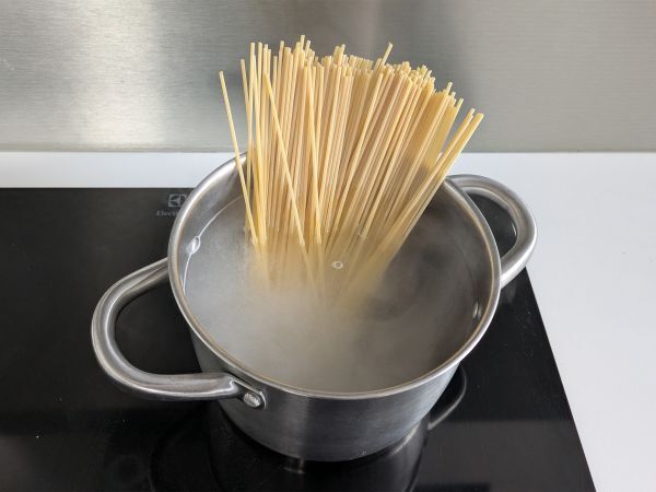 Spaghetti aglio, olio e peperoncino: italialaisen perinteen viime hetken ruokalaji - Valmistelu askel 1