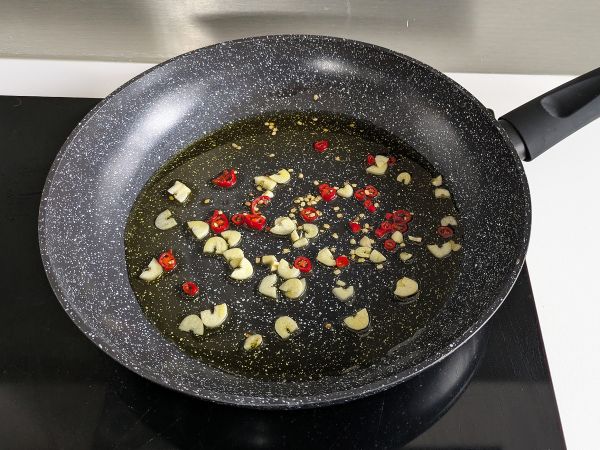 Spaghetti aglio, olio e peperoncino: italialaisen perinteen viime hetken ruokalaji - Valmistelu askel 5