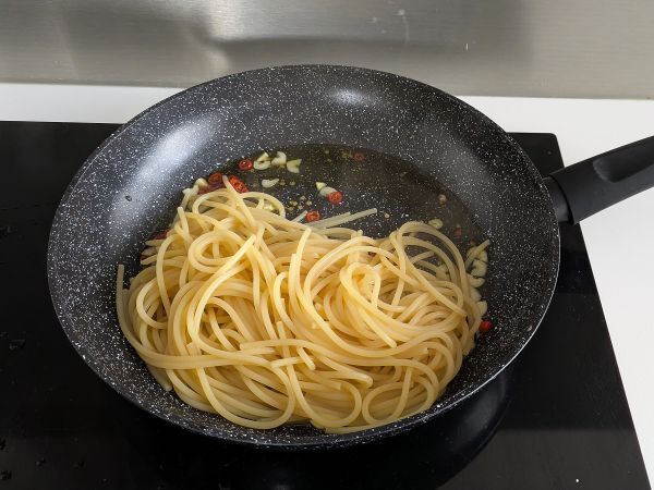 Spaghetti aglio, olio e peperoncino: italialaisen perinteen viime hetken ruokalaji - Valmistelu askel 6