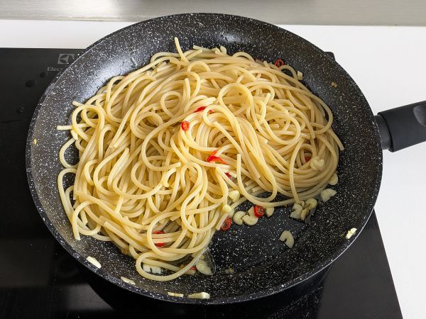 Spaghetti aglio, olio e peperoncino: italialaisen perinteen viime hetken ruokalaji - Valmistelu askel 7