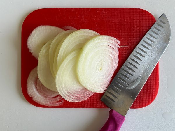 Superrapeat kotitekoiset sipuli- ja parmesaanilastut - Valmistelu askel 1