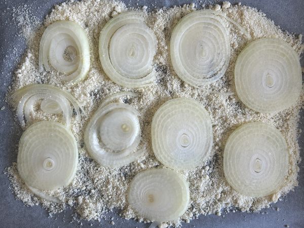 Superrapeat kotitekoiset sipuli- ja parmesaanilastut - Valmistelu askel 3