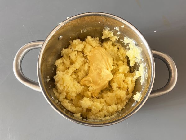 Helppo kylmä perunakakku tonnikalan ja majoneesin kanssa - Valmistelu askel 2