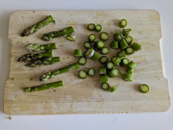 Kermainen parsa ja pekoni pasta: helppo ja maukas resepti - Valmistelu askel 1