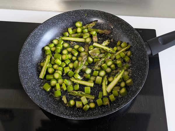 Kermainen parsa ja pekoni pasta: helppo ja maukas resepti - Valmistelu askel 2