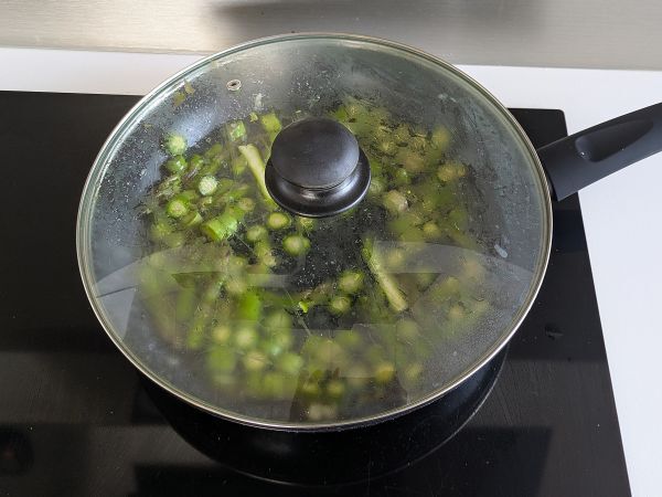 Kermainen parsa ja pekoni pasta: helppo ja maukas resepti - Valmistelu askel 3