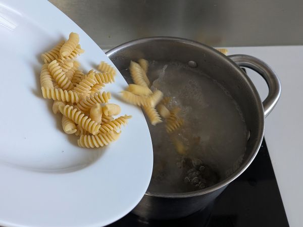 Kermainen parsa ja pekoni pasta: helppo ja maukas resepti - Valmistelu askel 6