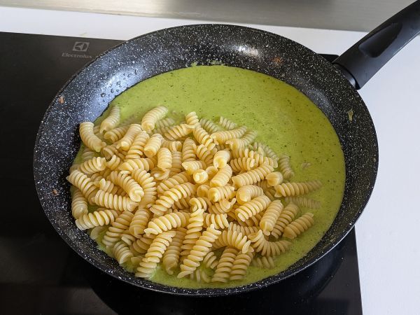 Kermainen parsa ja pekoni pasta: helppo ja maukas resepti - Valmistelu askel 8
