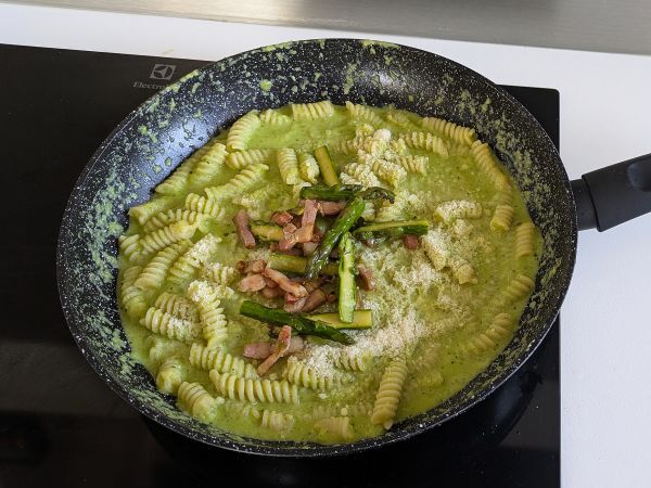 Kermainen parsa ja pekoni pasta: helppo ja maukas resepti - Valmistelu askel 9