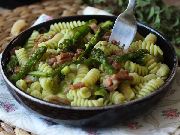 Kermainen parsa ja pekoni pasta: helppo ja maukas resepti - Valmistelu askel 10