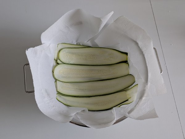 Kesäkurpitsa parmigiana ilmakeittimessä: nopea, kevyt ja rapea - Valmistelu askel 2
