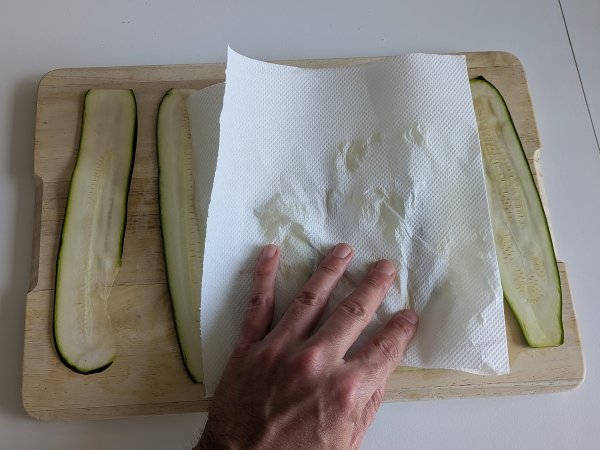 Kesäkurpitsa parmigiana ilmakeittimessä: nopea, kevyt ja rapea - Valmistelu askel 4