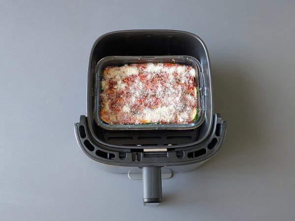 Kesäkurpitsa parmigiana ilmakeittimessä: nopea, kevyt ja rapea - Valmistelu askel 9