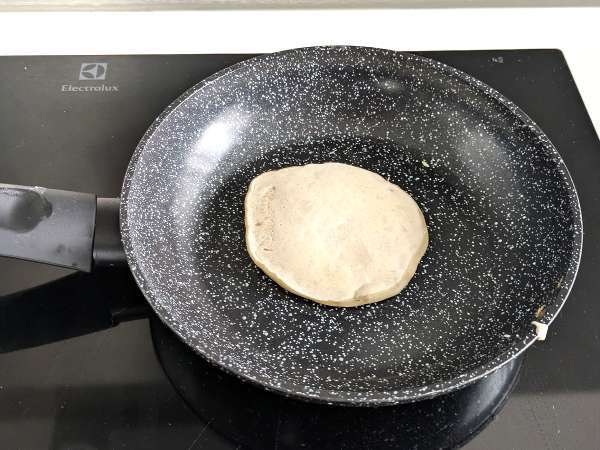 Pehmeät vegaaniset pannukakut pellavamunalla: helppo ja munaton resepti - Valmistelu askel 7