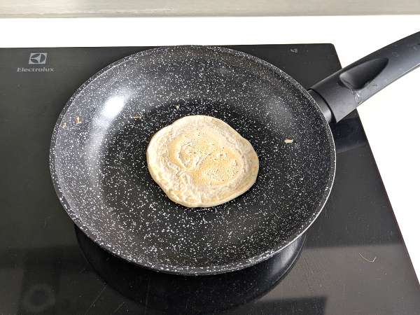 Pehmeät vegaaniset pannukakut pellavamunalla: helppo ja munaton resepti - Valmistelu askel 8