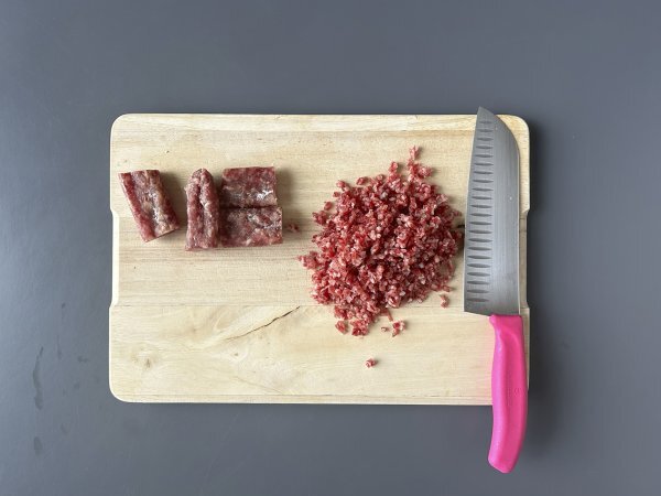 Tartar de fuet: pikaversio klassisesta pihvitartarista. - Valmistelu askel 1