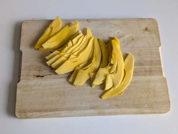 Avokado-paahtoleipä mangon ja limen kanssa: raikas, nopea ja maukas resepti. - Valmistelu askel 1