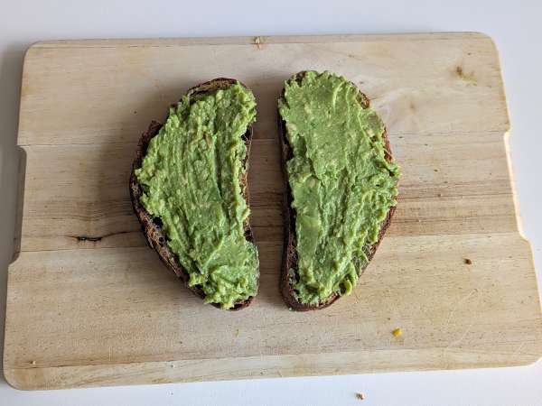 Avokado-paahtoleipä mangon ja limen kanssa: raikas, nopea ja maukas resepti. - Valmistelu askel 3