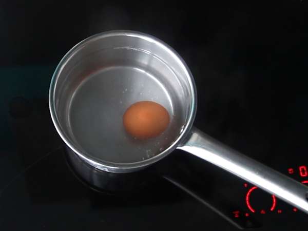 Kermainen avokadomajoneesi kovaksi keitetyn kananmunan kanssa - ilman raakaa kananmunaa - Valmistelu askel 1