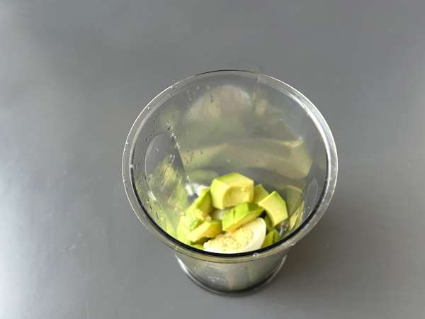 Kermainen avokadomajoneesi kovaksi keitetyn kananmunan kanssa - ilman raakaa kananmunaa - Valmistelu askel 2