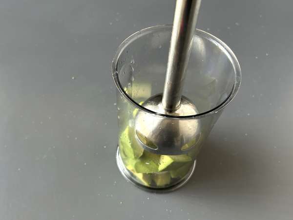 Kermainen avokadomajoneesi kovaksi keitetyn kananmunan kanssa - ilman raakaa kananmunaa - Valmistelu askel 3