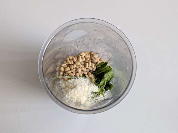 Raikasta ja kermaista rucolapestoa 5 minuutissa - Valmistelu askel 1