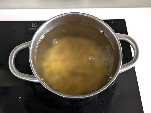 Kylmää pastaa rucolapestolla, kirsikkatomaateilla ja mozzarellalla: raikas ja nopea kesäresepti. - Valmistelu askel 1