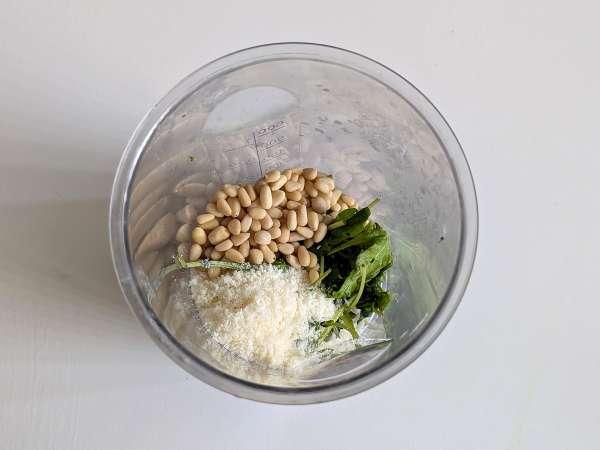 Kylmää pastaa rucolapestolla, kirsikkatomaateilla ja mozzarellalla: raikas ja nopea kesäresepti. - Valmistelu askel 2