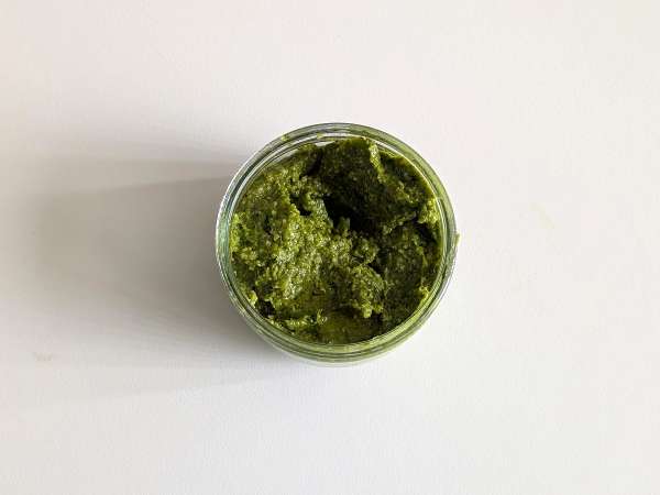 Kylmää pastaa rucolapestolla, kirsikkatomaateilla ja mozzarellalla: raikas ja nopea kesäresepti. - Valmistelu askel 3