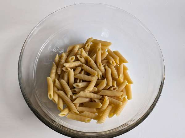 Kylmää pastaa rucolapestolla, kirsikkatomaateilla ja mozzarellalla: raikas ja nopea kesäresepti. - Valmistelu askel 4