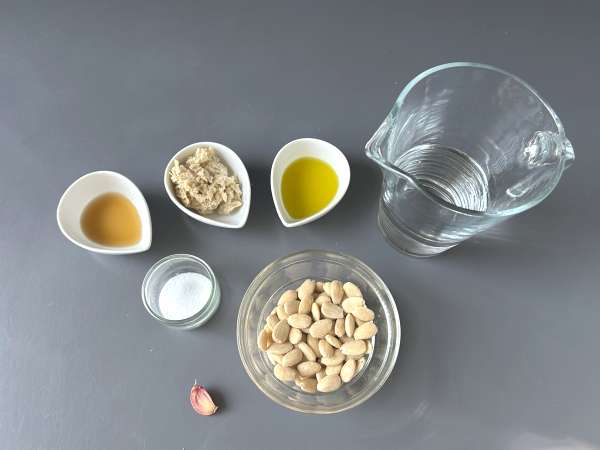 Andalusialainen Ajoblanco: kylmä keitto, jota haluat aina kesällä - Valmistelu askel 1