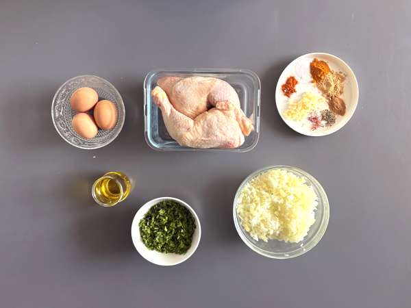 Perinteinen marokkolainen leivonnainen, jossa on tiilitaikinaa, kanaa ja mausteita. - Valmistelu askel 1