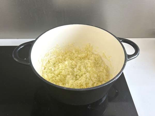 Perinteinen marokkolainen leivonnainen, jossa on tiilitaikinaa, kanaa ja mausteita. - Valmistelu askel 2