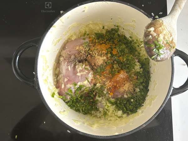 Perinteinen marokkolainen leivonnainen, jossa on tiilitaikinaa, kanaa ja mausteita. - Valmistelu askel 3