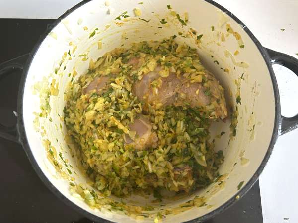 Perinteinen marokkolainen leivonnainen, jossa on tiilitaikinaa, kanaa ja mausteita. - Valmistelu askel 4