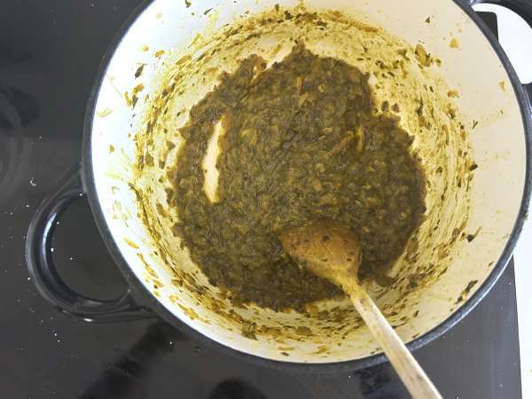 Perinteinen marokkolainen leivonnainen, jossa on tiilitaikinaa, kanaa ja mausteita. - Valmistelu askel 5