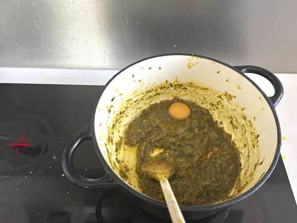 Perinteinen marokkolainen leivonnainen, jossa on tiilitaikinaa, kanaa ja mausteita. - Valmistelu askel 6