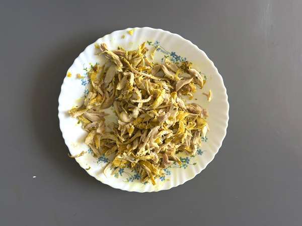 Perinteinen marokkolainen leivonnainen, jossa on tiilitaikinaa, kanaa ja mausteita. - Valmistelu askel 7