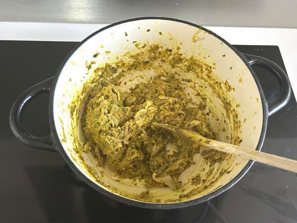 Perinteinen marokkolainen leivonnainen, jossa on tiilitaikinaa, kanaa ja mausteita. - Valmistelu askel 8