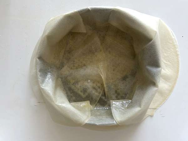 Perinteinen marokkolainen leivonnainen, jossa on tiilitaikinaa, kanaa ja mausteita. - Valmistelu askel 11